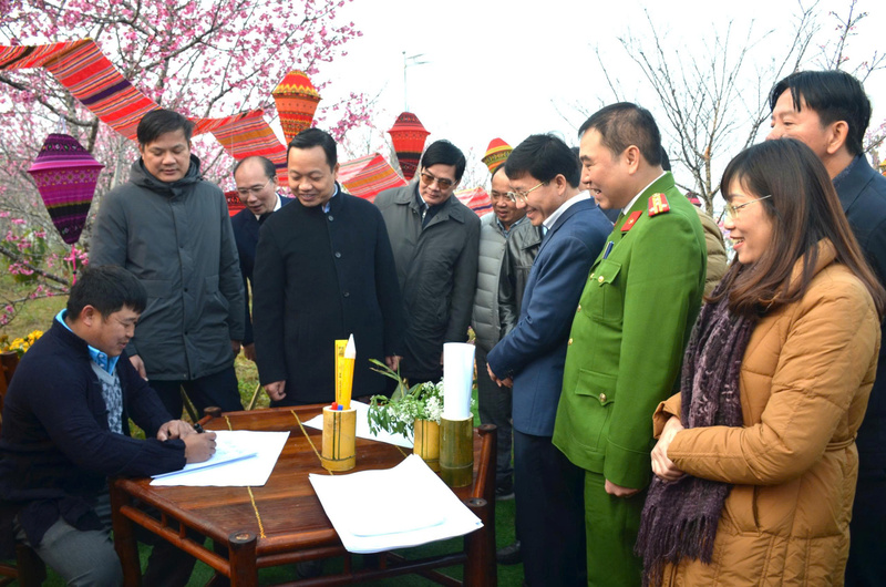 Bí thư Tỉnh ủy Trần Tiến Dũng tham quan gian trưng bày tại Lễ hội Hoa anh đào - xã Mường Phăng năm 2026
