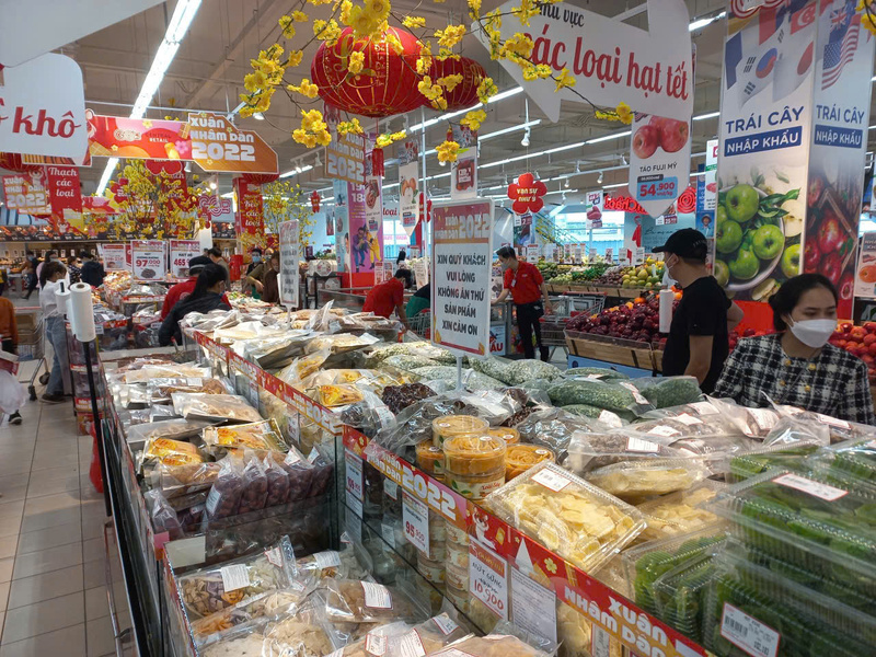 Tại các siêu thị, trung tâm thương mại, hàng hoá phong phú, dồi dào, đảm bảo nguồn cung cho Nhân dân dịp tết Nguyên đán. Ảnh: Nguyễn Tuấn