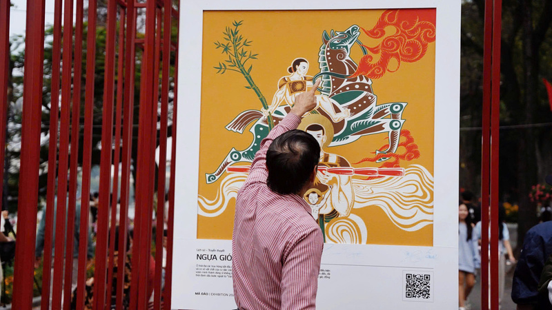 Mỗi bức tranh là một câu chuyện lịch sử về hình tượng ngựa trong dân gian, gắn liền với lịch sử dân tộc, đời sống văn hoá. Ảnh: Diệu Linh