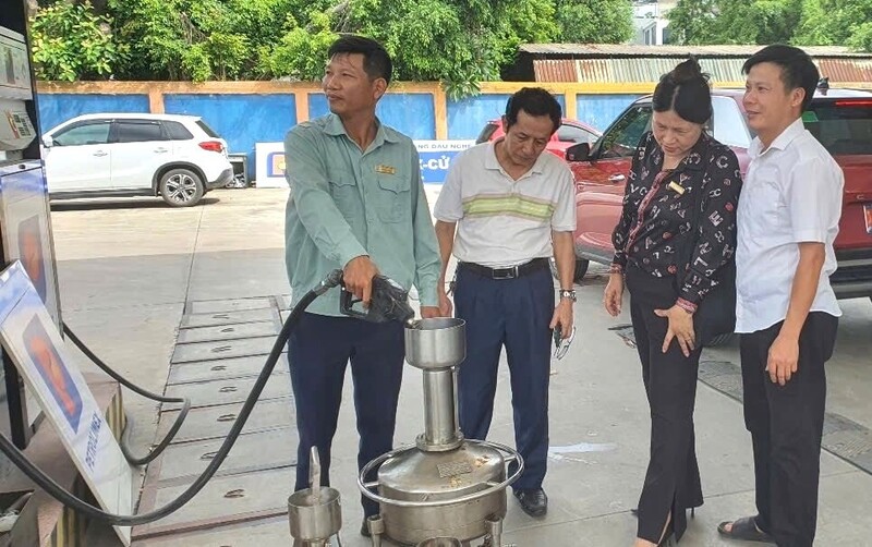 Hội phối hợp với các đơn vị liên quan kiểm tra thiết bị tại một số cửa hàng xăng dầu trên địa bàn tỉnh. Ảnh: Kim Oanh
