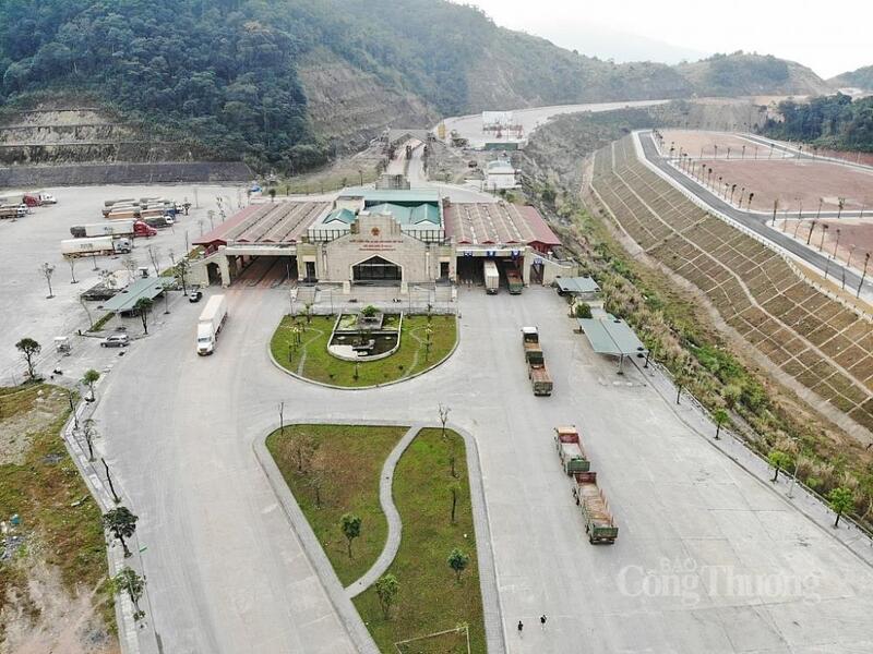 Cửa khẩu quốc tế Cha Lo.