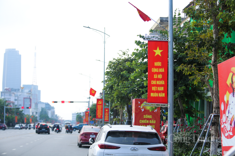Việc trang hoàng đường phố, ngõ xóm không đơn thuần hình thức, mà đó là biểu hiện của lòng dân, ý Đảng. Tất cả đều đang hướng về Thủ đô Hà Nội – nơi sẽ diễn ra sự kiện chính trị trọng đại của đất nước.