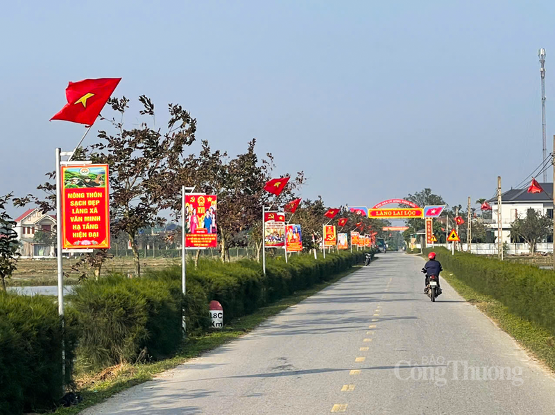 Người dân Cẩm Hưng không chỉ treo cờ Đảng, cờ Tổ quốc trước hiên nhà mà còn tích cực tham gia các phong trào vệ sinh môi trường, chỉnh trang đường làng, ngõ xóm.