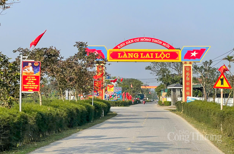 Tại xã Cẩm Hưng, Hà Tĩnh, nơi quê hương của cố Tổng Bí thư Hà Huy Tập, hàng nghìn lá cờ đỏ sao vàng tung bay trong gió.