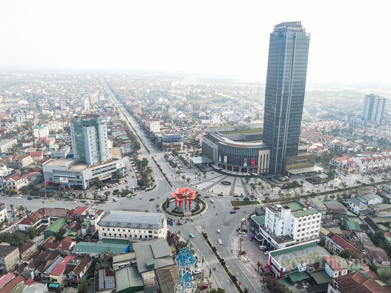 Nằm ở trung tâm của tỉnh, phường Thành Sen chính là tâm điểm của các hoạt động trang trí, tuyên truyền. Là "bộ mặt" đô thị, Thành Sen mang vẻ đẹp hiện đại nhưng vẫn đậm đà bản sắc văn hóa.