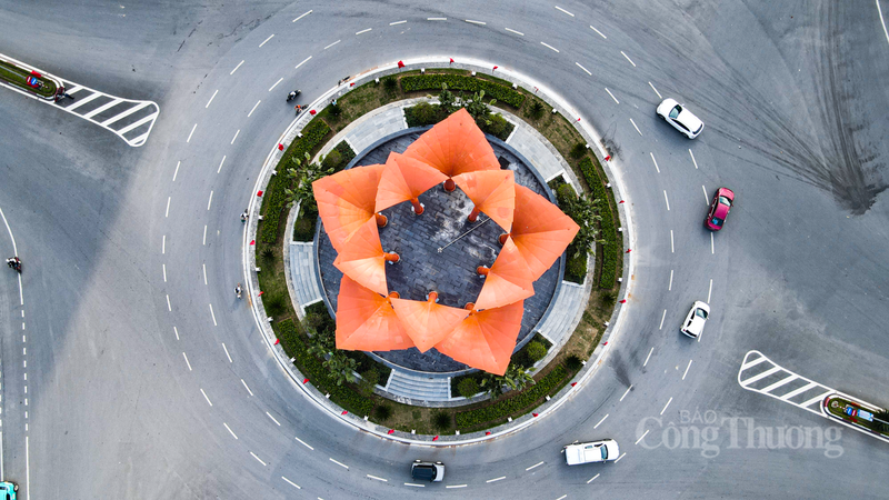 Các tuyến phố chính như Trần Phú, Phan Đình Phùng, Hà Huy Tập... được trang hoàng bởi hệ thống đèn led, cờ đỏ và các cụm mô hình biểu tượng chào mừng Đại hội XIV.