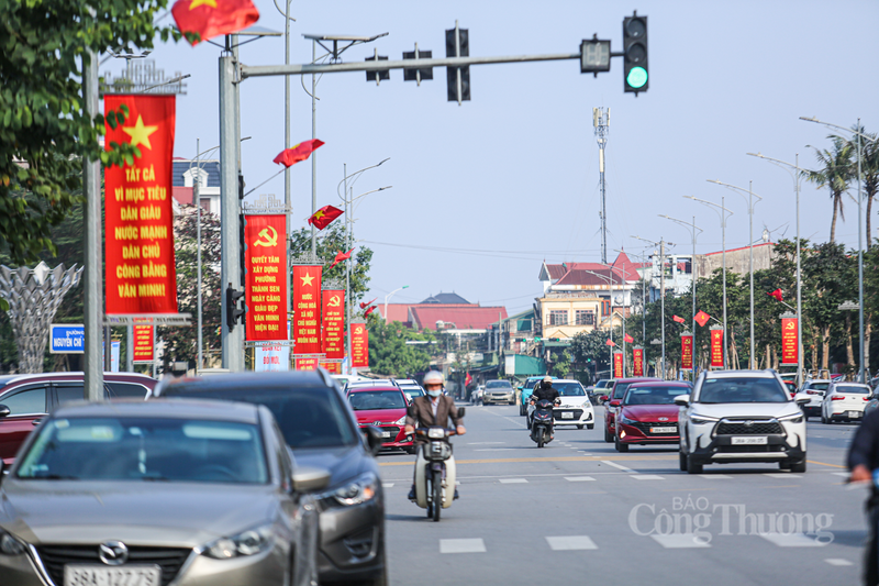 Theo ghi nhận của phóng viên Báo Công Thương, những ngày này, từ trục đường chính sầm uất đến từng ngõ nhỏ ở Hà Tĩnh đều tràn ngập sắc đỏ của lá cờ Tổ quốc, cờ Đảng.