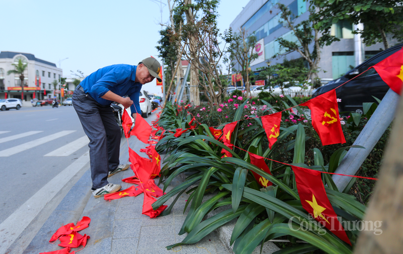 Tại các khu dân cư, nhân dân tự nguyện đóng góp ngày công và kinh phí để lắp đặt giá treo cờ đồng bộ, tạo nên sự thống nhất và trang trọng trên khắp các nẻo đường.