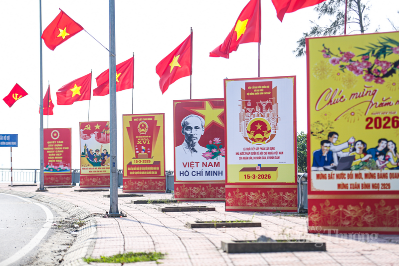 Đan xen cùng những tấm băng rôn, khẩu hiệu đã tạo nên một không gian đầy cảm xúc, thể hiện niềm tin và kỳ vọng của nhân dân Hà Tĩnh hướng về Đại hội đại biểu toàn quốc lần thứ XIV của Đảng.