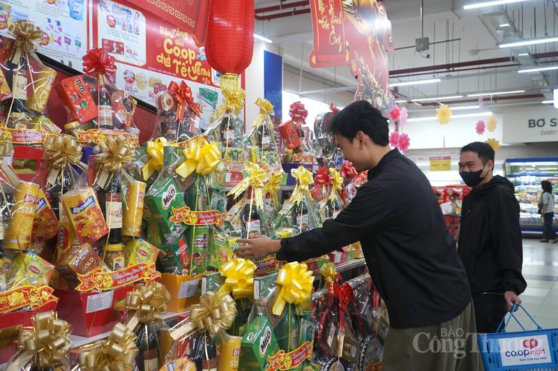 Các sản phẩm hàng Việt, hàng đặc sản địa phương được ưu tiên trong các giỏ quà Tết