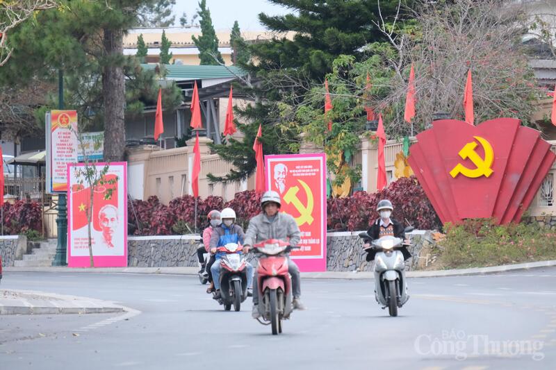 Pano, biển hiệu chào mừng  Đại hội XIV của Đảng trên đường phố Đà Lạt, Lâm Đồng. Ảnh: Lê Sơn