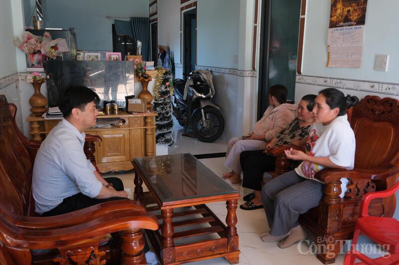 Cán bộ xã Ninh Gia đến nhà dân trên địa bàn để tuyên truyền về ý nghĩa của Đại hội XIV của Đảng. Ảnh: Lê Sơn