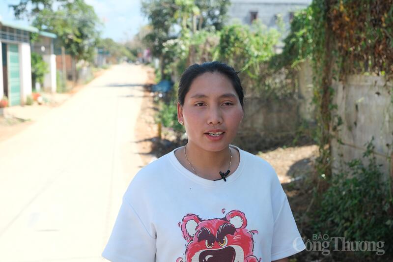 Chị Ka Thuyn, người dân sinh sống tại thôn Đăng Srõn (xã Ninh Gia). Ảnh: Lê Sơn