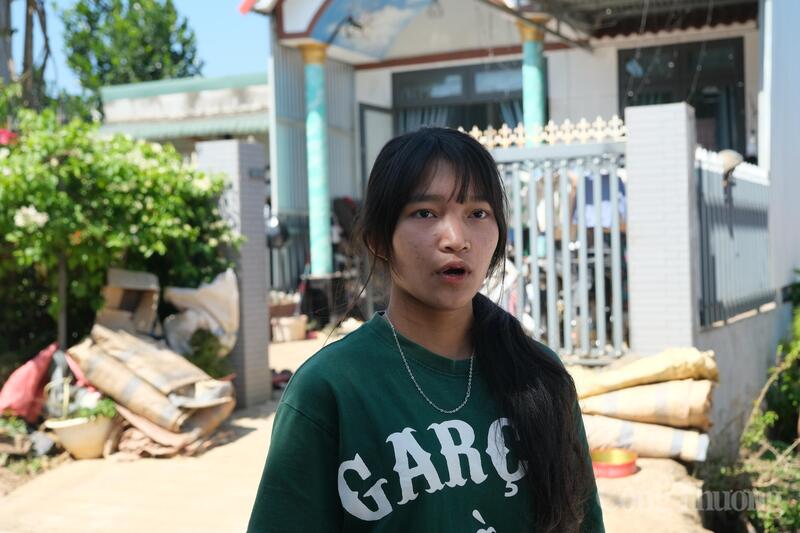 Em Ka Luyến, học sinh lớp 11A11, trường THPT Nguyễn Chí Thanh, xã Đức Trọng. Ảnh: Lê Sơn