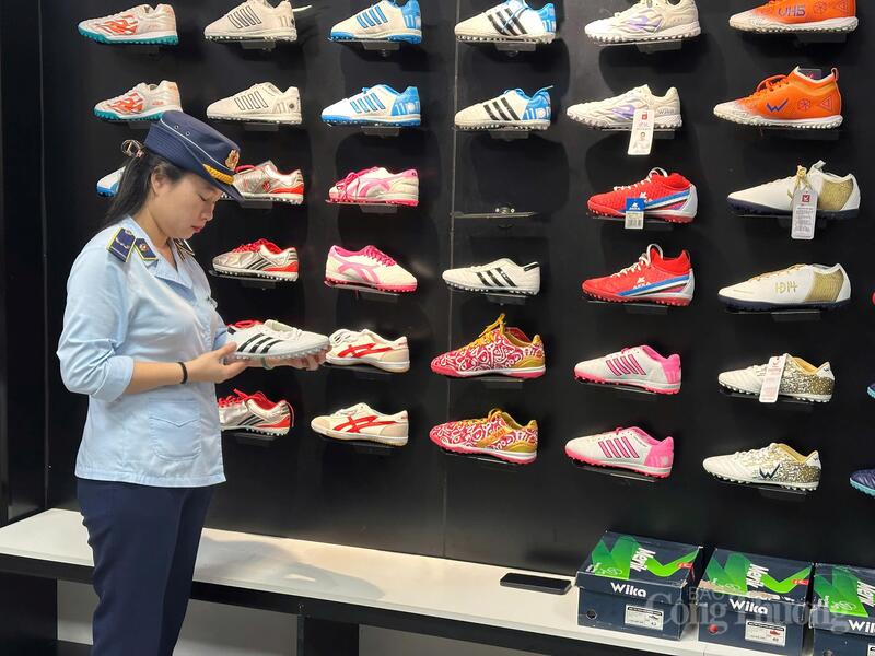 Lực lượng Quản lý thị trường tỉnh Quảng Trị kiểm tra cơ sở kinh doanh.