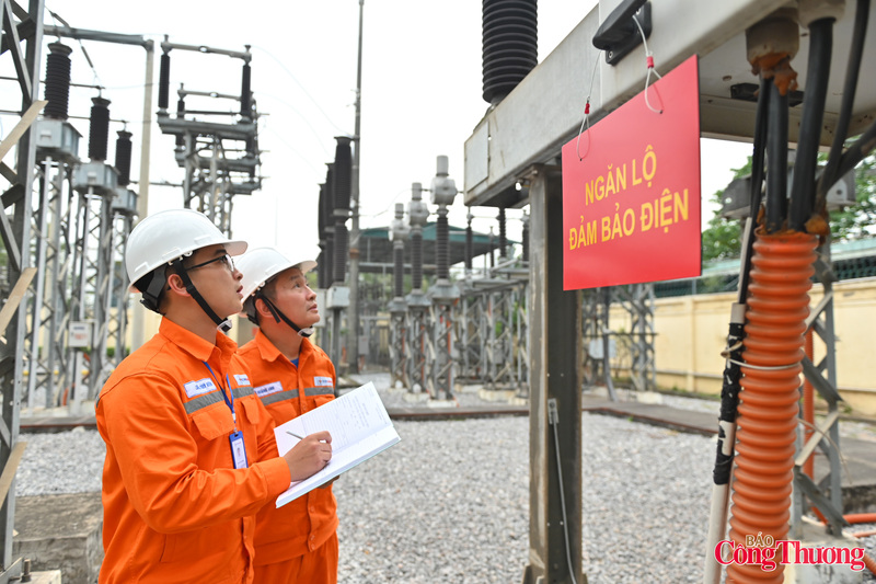 Mọi thông số đều được các nhân viên cập nhật liên tục về trung tâm chỉ huy.