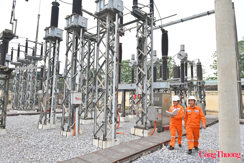 Trên các tuyến đường dây trung thế, cao thế, công nhân điện kiểm tra tiếp xúc, phụ kiện, hành lang tuyến, đảm bảo không để xảy ra vi phạm hành lang an toàn lưới điện. Công tác này được triển khai đồng loạt, đặc biệt tại các khu vực phụ tải quan trọng, đông dân cư, nơi tập trung các cơ quan Trung ương, báo chí và khu lưu trú của đại biểu.