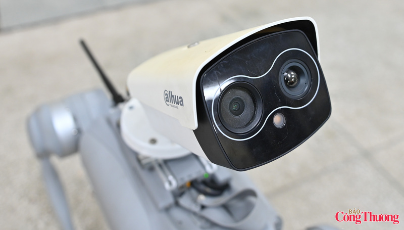 Hệ thống camera nhiệt hiện đại kết hợp với công nghệ AI giúp chú chó robot này hỗ trợ công tác giám sát cho hệ thống cung cấp điện cho Đại hội lần thứ XIV của Đảng.