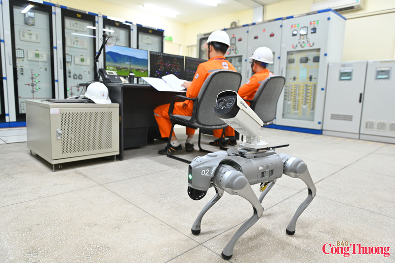 Đặc biệt, tại đây có một chú chó robot đảm bảo công việc giám sát nhiệt, quá tải nhiệt... được gửi trực tiếp về trung tâm chỉ huy.