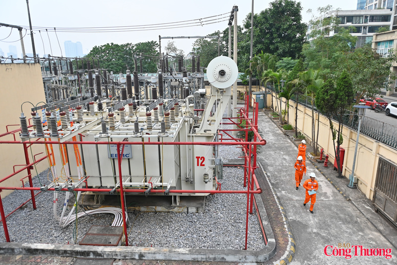 Tại các trạm biến áp cấp điện cho khu vực diễn ra Đại hội đại biểu toàn quốc lần thứ XIV của Đảng và các địa điểm liên quan, lực lượng kỹ thuật Tập đoàn Điên lực Việt Nam (EVN) tiến hành kiểm tra tổng thể hệ thống, từ máy biến áp, tủ bảng, thiết bị đóng cắt đến hệ thống bảo vệ, điều khiển.