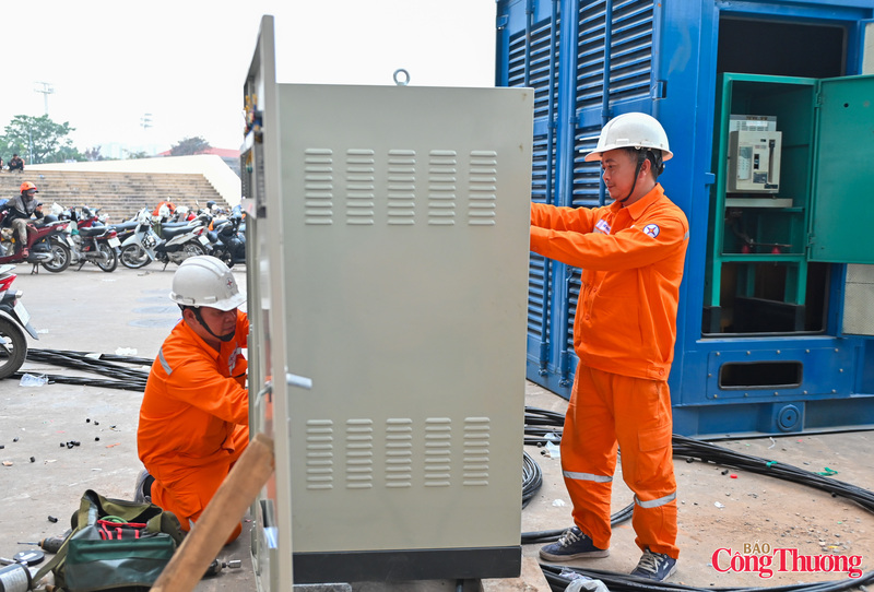 Song song với công tác kiểm tra, EVN bố trí lực lượng ứng trực 24/24 giờ, chuẩn bị đầy đủ vật tư, thiết bị, phương tiện và máy phát điện dự phòng.