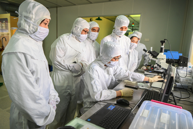 Phòng sạch, Trung tâm Nano và Năng lượng, trường Đại học Khoa học Tự nhiên, Đại học Quốc gia Hà Nội, nơi đào tạo và nghiên cứu về bán dẫn. Ảnh. Giang Huy