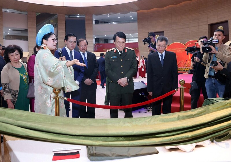 Bộ trưởng Bộ Công an Lương Tam Quang và các đại biểu thăm quan triển lãm. Ảnh: Huyền Trang