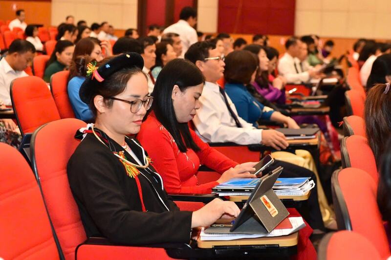 Các đại biểu nghiên cứu tài liệu tại kỳ họp chuyên đề lần thứ Nhất. Ảnh: An Nhiên