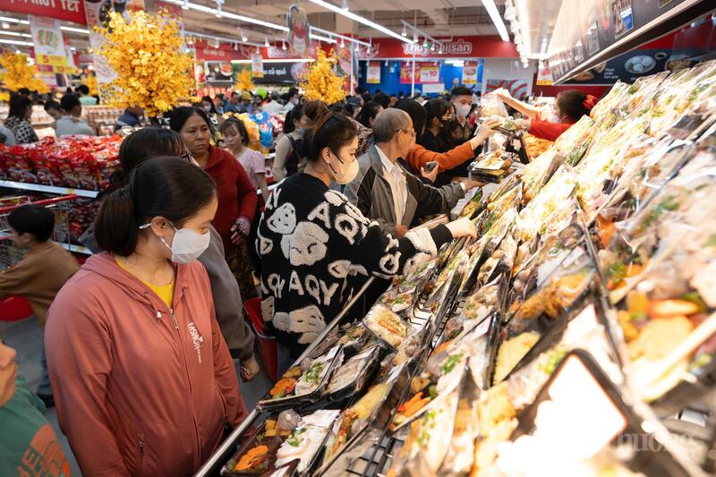 Người tiêu dùng mua sắm tại siêu thị. Ảnh: N.H