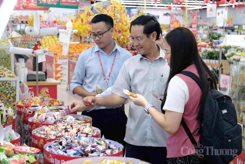 Sự chủ động của các hệ thống bán lẻ góp phần quan trọng giữ ổn định cung - cầu thị trường Tết. Ảnh: Khánh Ngọc
