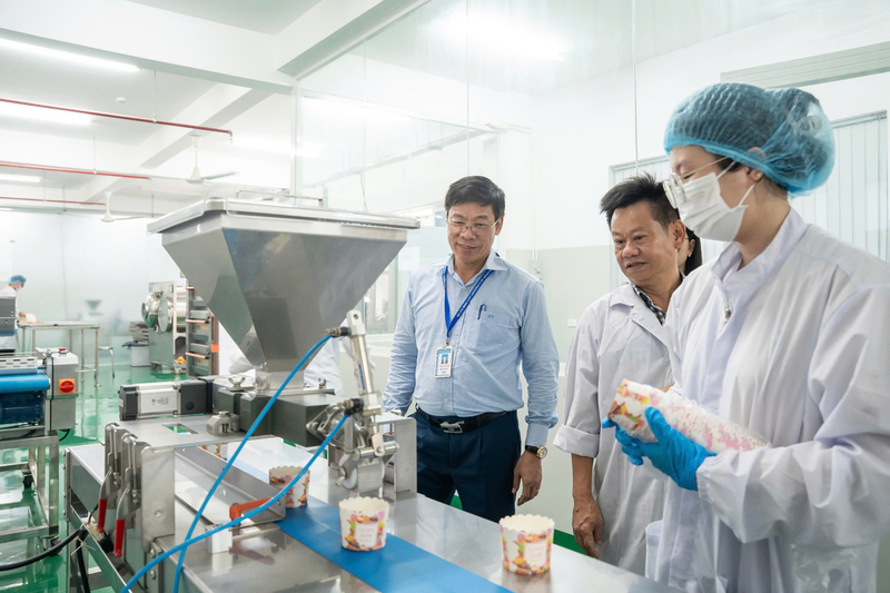 PGS.TS Nguyễn Xuân Hoàn, Hiệu trưởng Nhà trường kiểm tra công tác nghiên cứu khoa học. Ảnh: Thanh Minh.