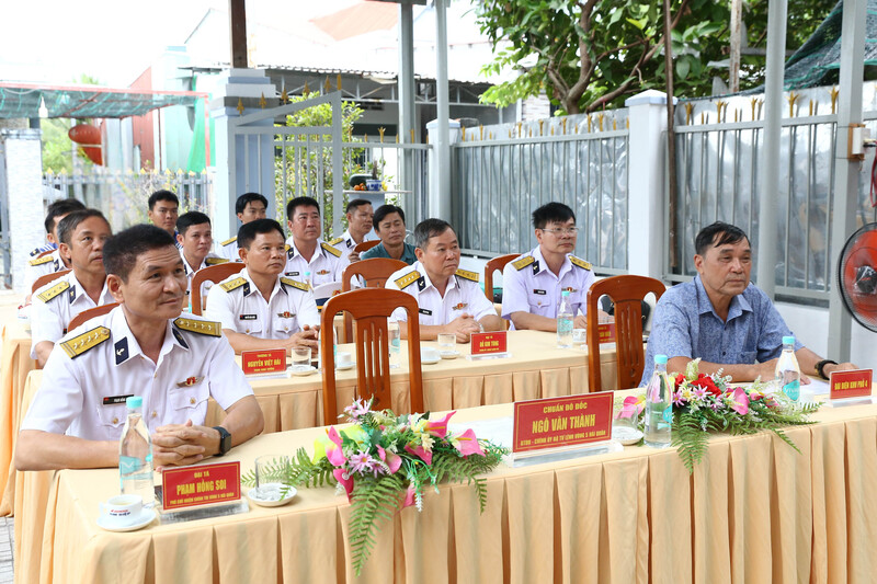 Các đại biểu tham dự lễ bàn giao.