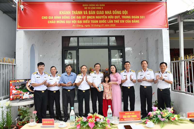 Thủ trưởng Bộ Tư lệnh Vùng 5 Hải quân tặng quà gia đình đồng chí Phạm Hữu Quý.