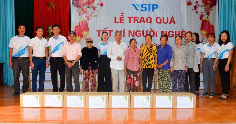 VSIP Nghệ An tích cực tham gia các hoạt động từ thiện, an sinh xã hội trên địa bàn tỉnh. Ảnh: Mai Liễu