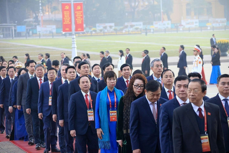 Các đại biểu dự Đại hội đã vào Lăng viếng Chủ tịch Hồ Chí Minh. Ảnh: TTXVN