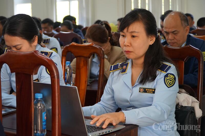 Cán bộ quản lý thị trường tham gia hội nghị.