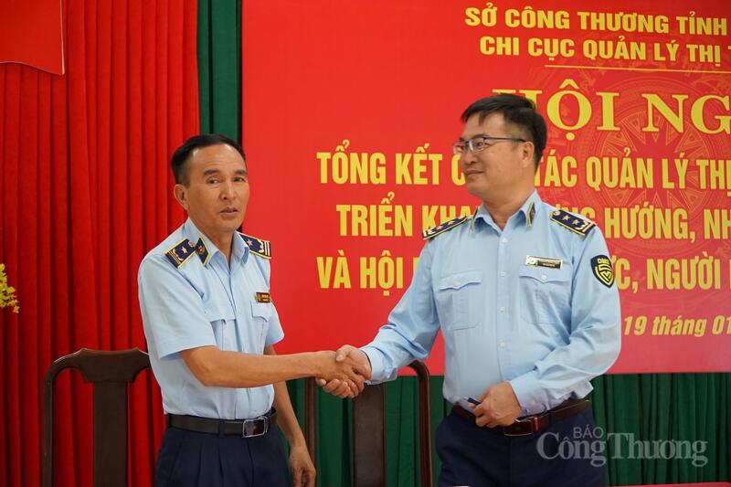 Các đội ký cam kết với lãnh đạo Chi cục Quản lý thị trường trong nhiệm vụ năm 2026.