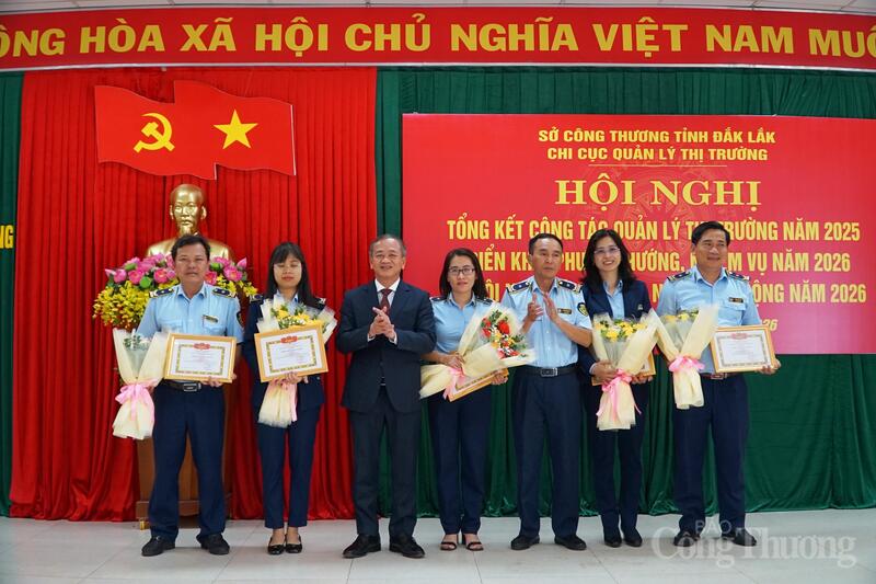 Sở Công Thương Đắk Lắk khen thưởng nhiều cá nhân có thành tích xuất sắc năm 2025.