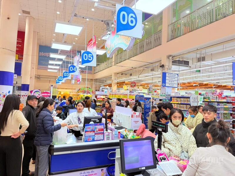 Khách hàng mua sắm tại một siêu thị trên địa bàn tỉnh Quảng Trị.