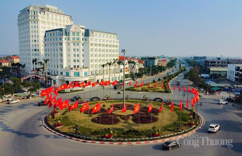 Các tuyến phố TP. Hải Phòng rực rỡ cờ hoa chào mừng Đại hội XIV của Đảng.