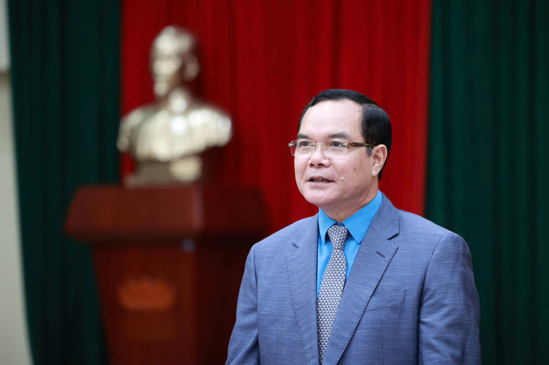 Đồng chí Nguyễn Đình Khang – Ủy viên Ban Chấp hành Trung ương Đảng, Phó Chủ tịch Ủy ban Trung ương Mặt trận Tổ quốc Việt Nam, Bí thư Đảng ủy, Chủ tịch Tổng Liên đoàn Lao động Việt Nam.