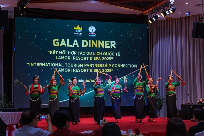 Nét văn hóa dân gian được tái hiện trong bầu không khí hội nghị hiện đại