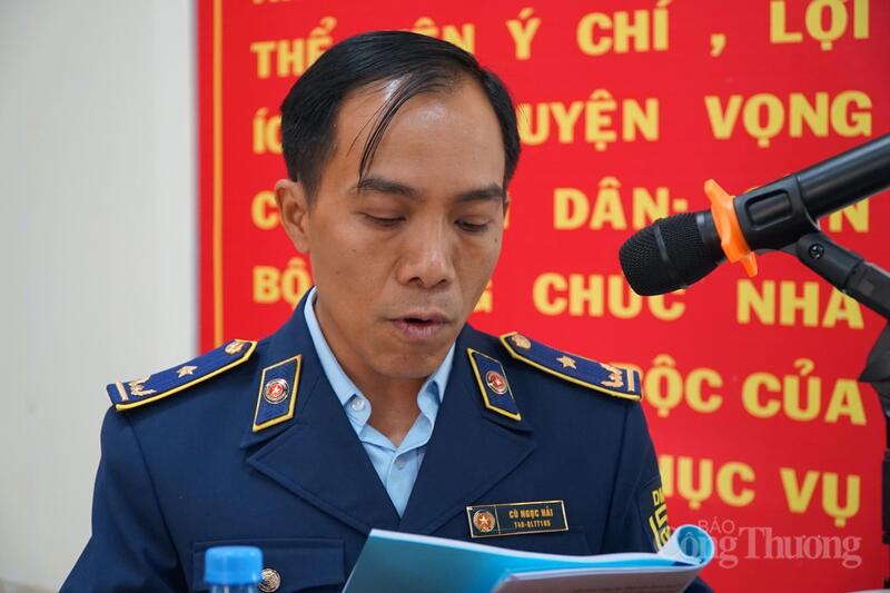 Ông Cù Ngọc Hải, quyền Đội trưởng đội Quản lý thị trường số 4 phát biểu tại hội nghị.