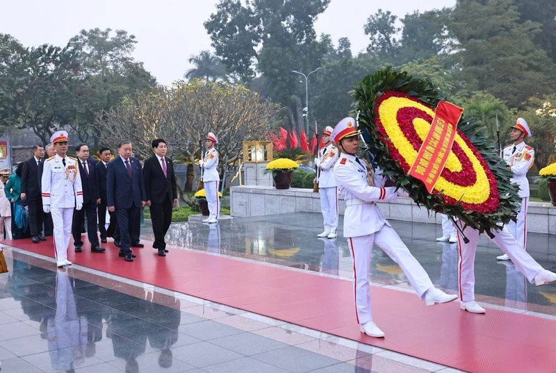 Đoàn đại biểu lãnh đạo Đảng, Nhà nước do Tổng Bí thư Tô Lâm dẫn đầu đến đặt vòng hoa tại Đài tưởng niệm các Anh hùng liệt sĩ trên đường Bắc Sơn (Ba Đình, Hà Nội). Ảnh: TTXVN