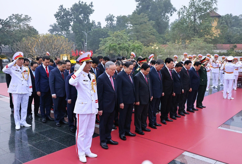 Đoàn đại biểu lãnh đạo Đảng, Nhà nước do Tổng Bí thư Tô Lâm dẫn đầu đến đặt vòng hoa tại Đài tưởng niệm các Anh hùng liệt sĩ trên đường Bắc Sơn (Ba Đình, Hà Nội). Ảnh: TTXVN