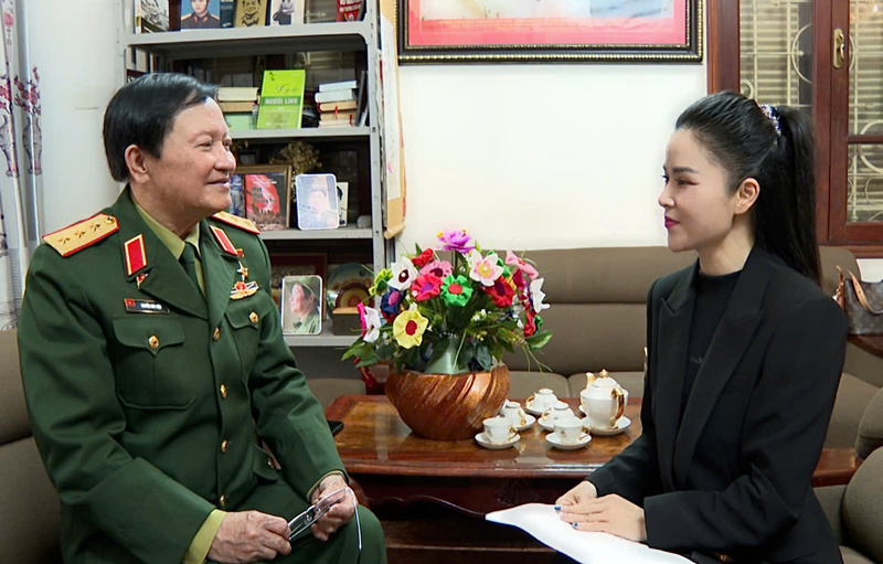 Chia sẻ cùng PV Báo Công Thương, Thượng tướng Nguyễn Huy Hiệu cho rằng "Phát triển kinh tế gắn với củng cố quốc phòng - an ninh, giữ vững môi trường hòa bình cho phát triển bền vững đất nước". Ảnh: Trường Giang.