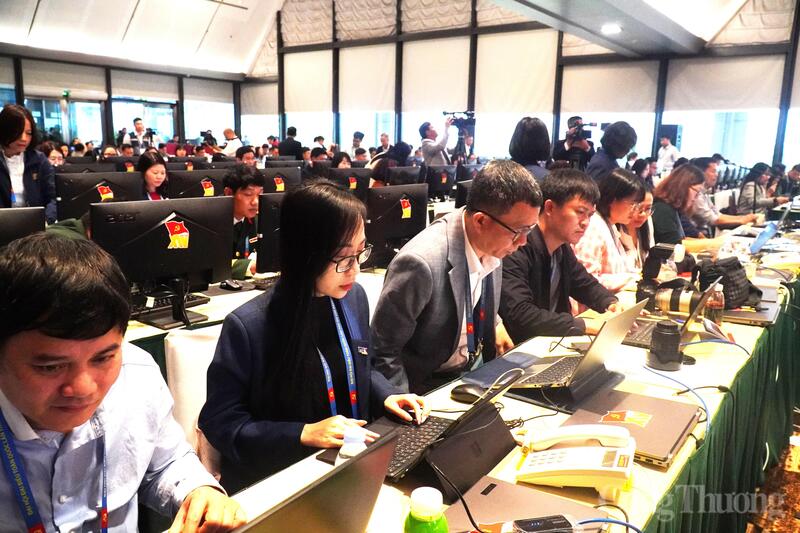 Các phóng viên tác nghiệp trong Trung tâm Báo chí. Ảnh: Thu Hường