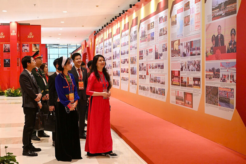 Các đại biểu tham quan triển lãm tại Đại hội.