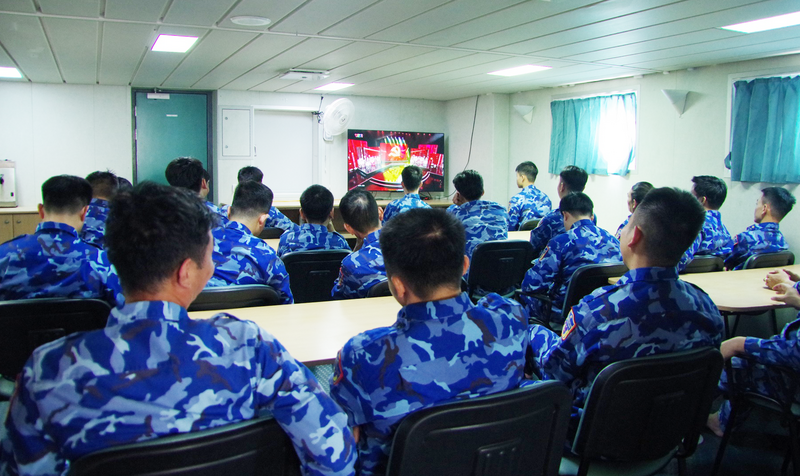 Cán bộ, chiến sỹ tàu CSB 8002 theo dõi Lễ khai mạc Đại hội đại biểu toàn quốc lần thứ XIV của Đảng.