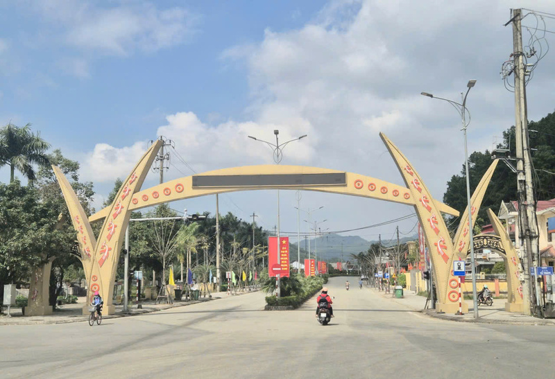 Hạ tầng giao thông, đường sá xã miền núi Khe Tre được đầu tư khang trang, sạch đẹp. Ảnh: Nguyễn Tuấn